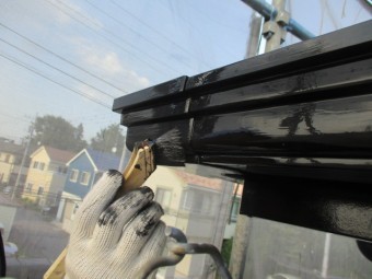 破風板と軒樋の刷毛上塗り中です