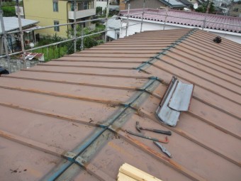 棟板金の撤去中です