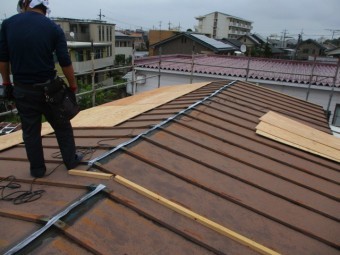 野地板の貼り付け中です