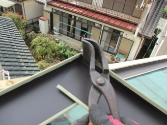 板金つかみで折り目をつけます