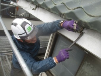 軒樋金具撤去中です