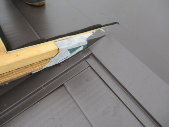 棟違いの壁水切りと棟板金の取り合いです