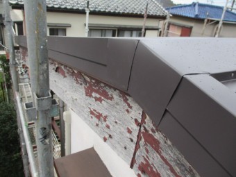 棟板金のけらば板金との収まりです