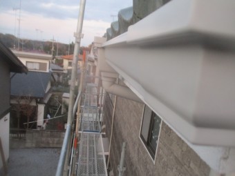 軒樋を90度に繋ぎました
