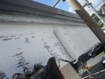 破風板の下塗りローラー塗装中です