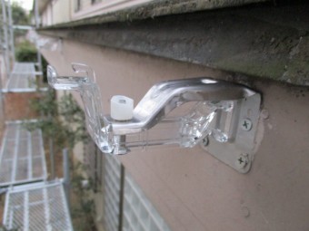 軒樋金具を取り付けました