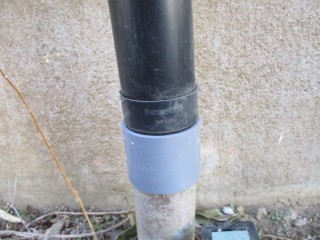 縦樋と排水管を接続しました