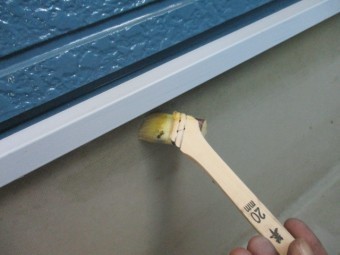 プライマーの刷毛塗装中です