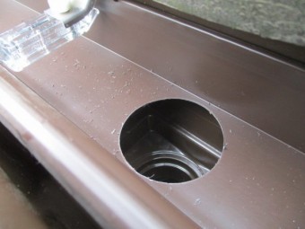 軒樋に集水器の穴を開けまし