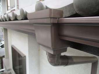 集水器を取り付け予備樋を繋ぎました