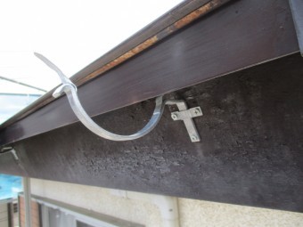 軒樋金具を取り付けました