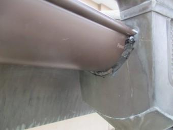 集水器と軒樋の隙間をコーキングしました