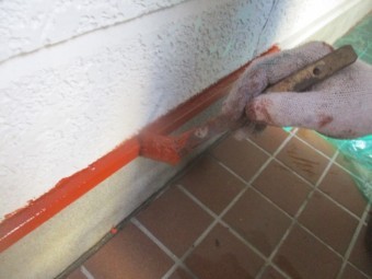 壁水切りのさび止め塗装中です