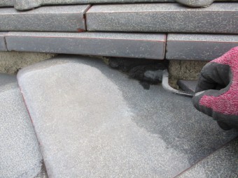 下り棟の三日月に漆喰を詰めました