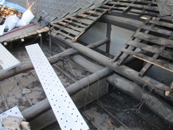 撤去後の瓦と板金屋根部分の状態です