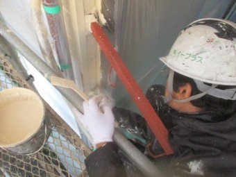 外壁中塗り刷毛塗装中です