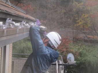 軒樋金具の取り付け中です