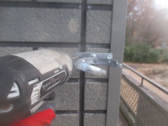 縦樋金具を取り付け中です