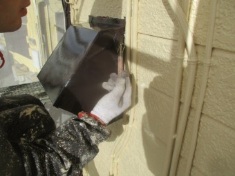 排気ダクトの上塗り中です