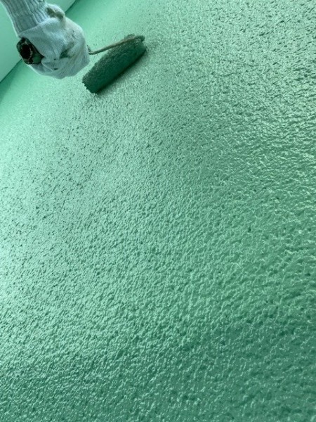 宇都宮市で瓦棒板金屋根の中、上塗り塗装工事をしました。