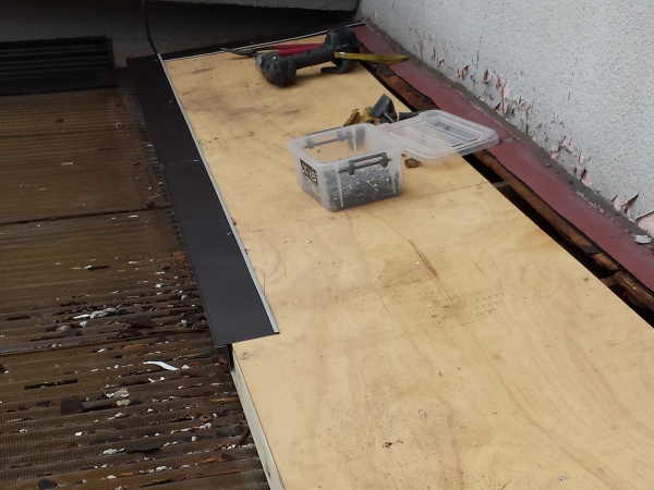 宇都宮市で霧よけ重ね葺き　野地板を貼り補強する理由