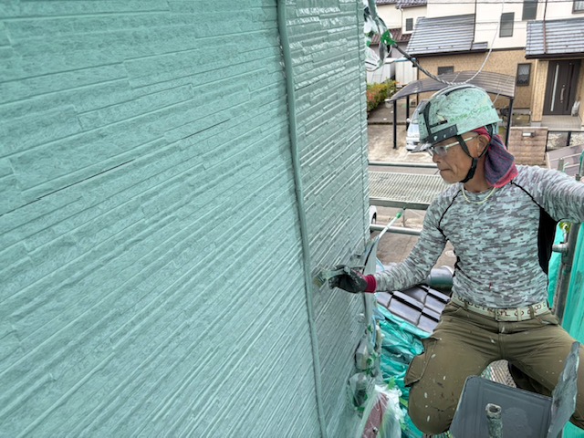 中塗り刷毛塗装中
