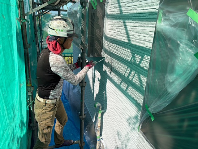 小山市外壁塗装　外壁中塗り仕上げ色が入り建物の印象が変わる工程