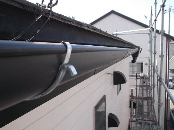 宇都宮市でスチール製軒樋金具取り付け、軒樋と集水器、縦樋を設置