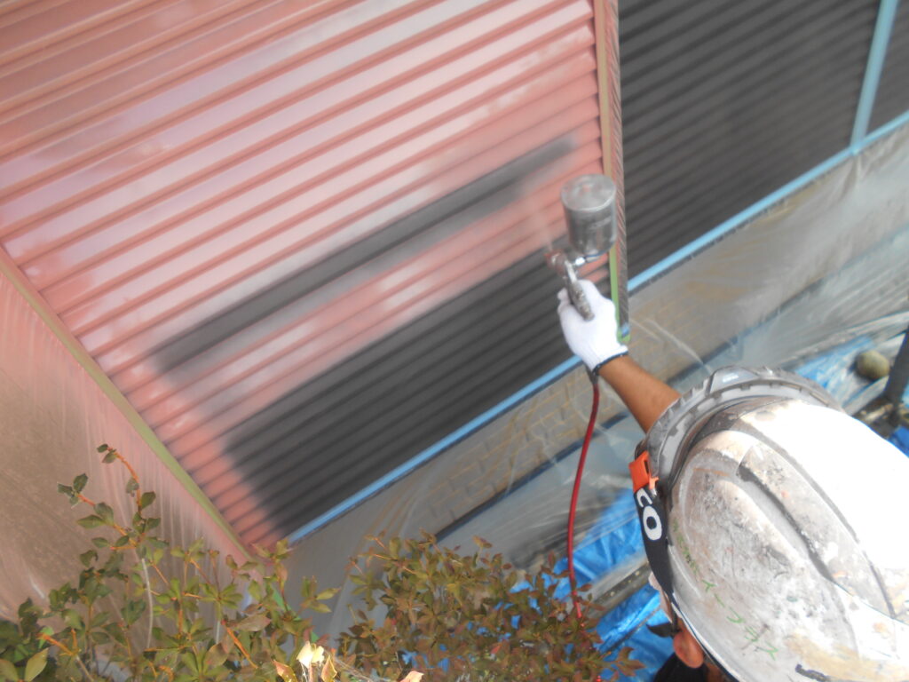 宇都宮市の屋根外壁塗装で吹き付け塗装をして完工しました。