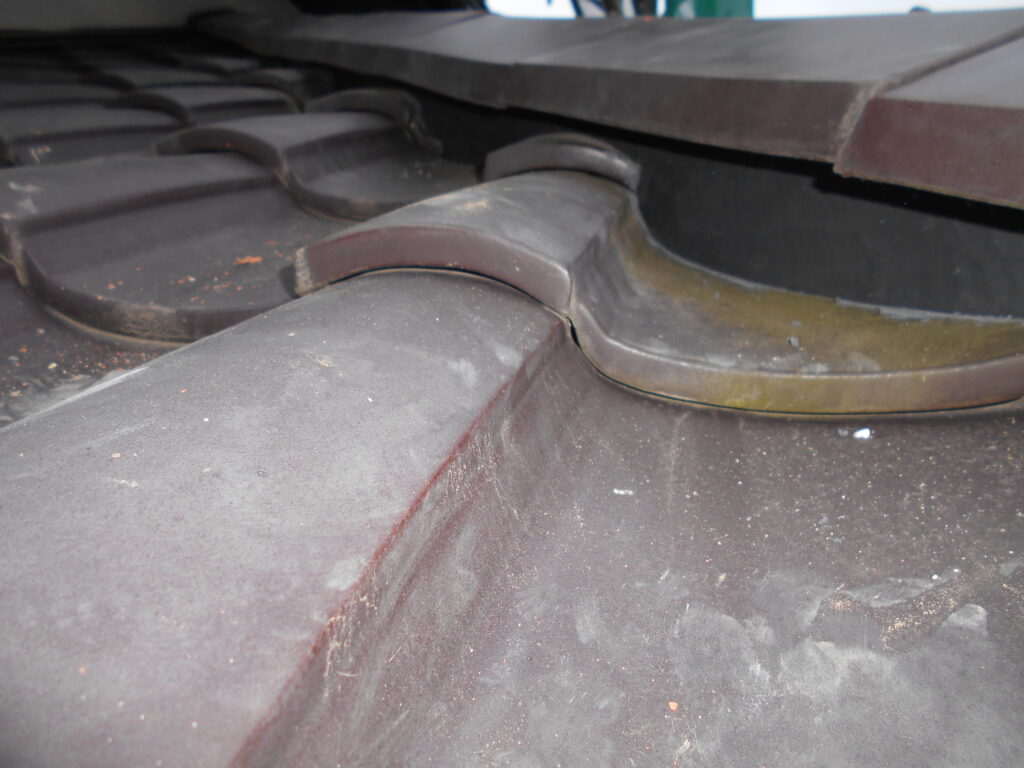 宇都宮市で瓦脱着の漆喰工事　屋根漆喰が傷む理由