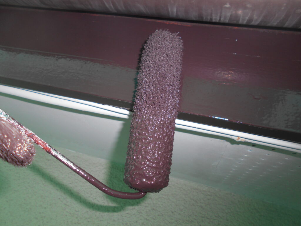 宇都宮市の戸建て住宅で経年劣化した破風板上塗り塗装