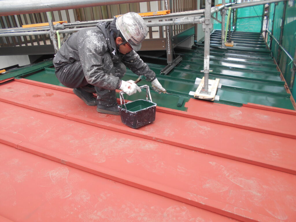 板金屋根の中塗り塗装中