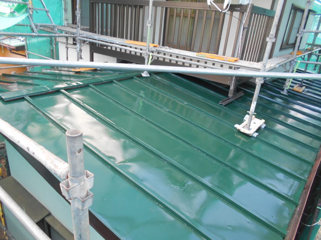 板金屋根の中塗り塗装終了