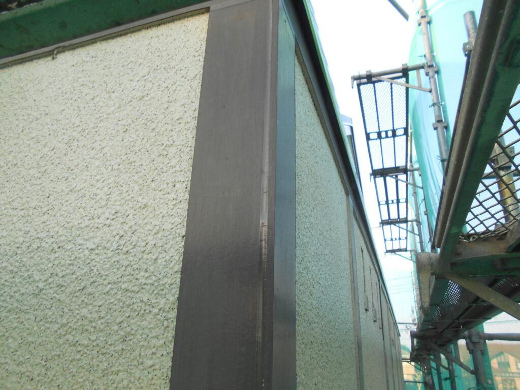 高根沢町の戸建て洋風住宅で外壁役物のみ塗り替えシーリング処理