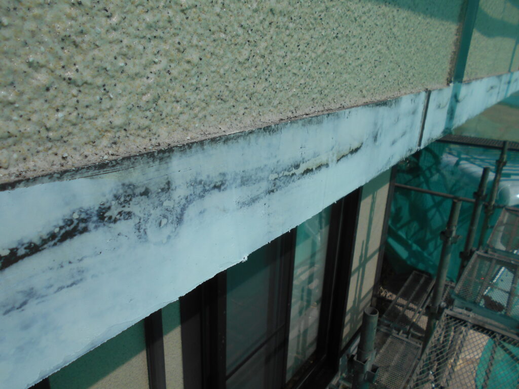 高根沢町で経年劣化した幕板のパテ処理　役物塗装