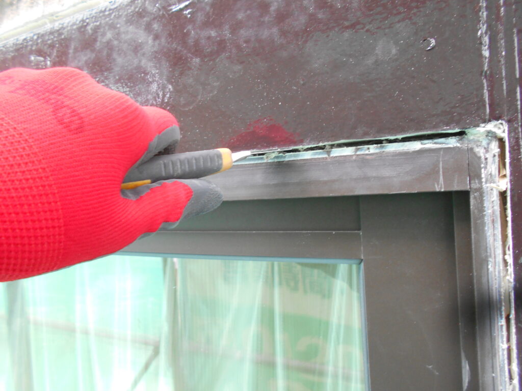 シーリング撤去中