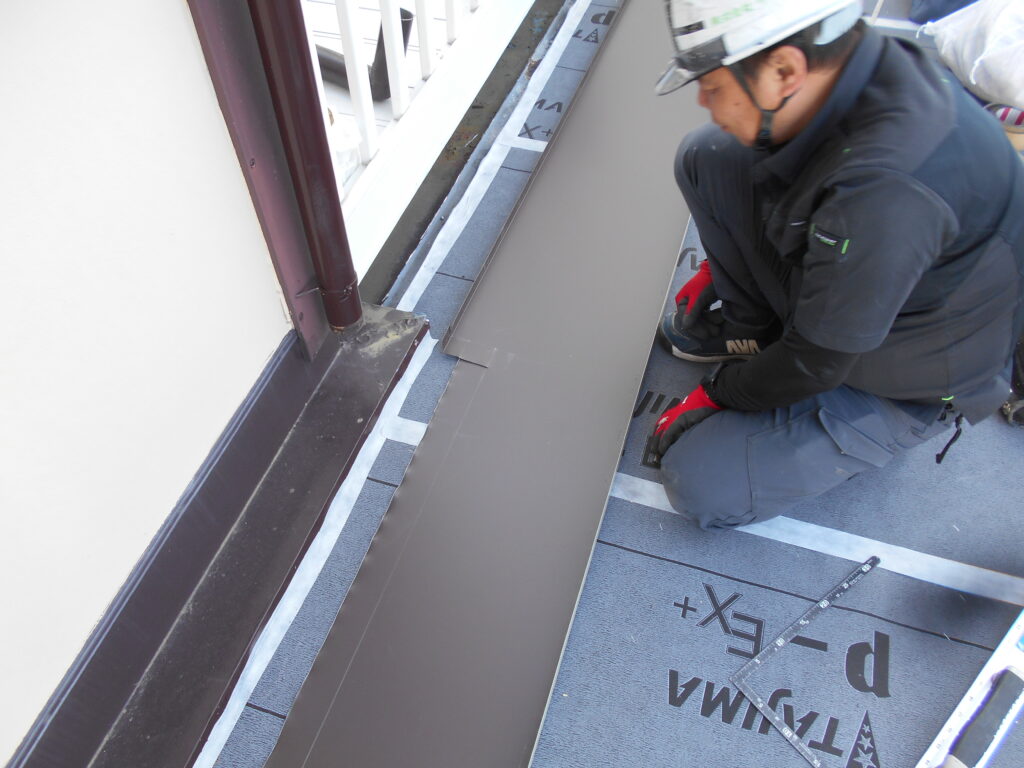 平板金取り付け中