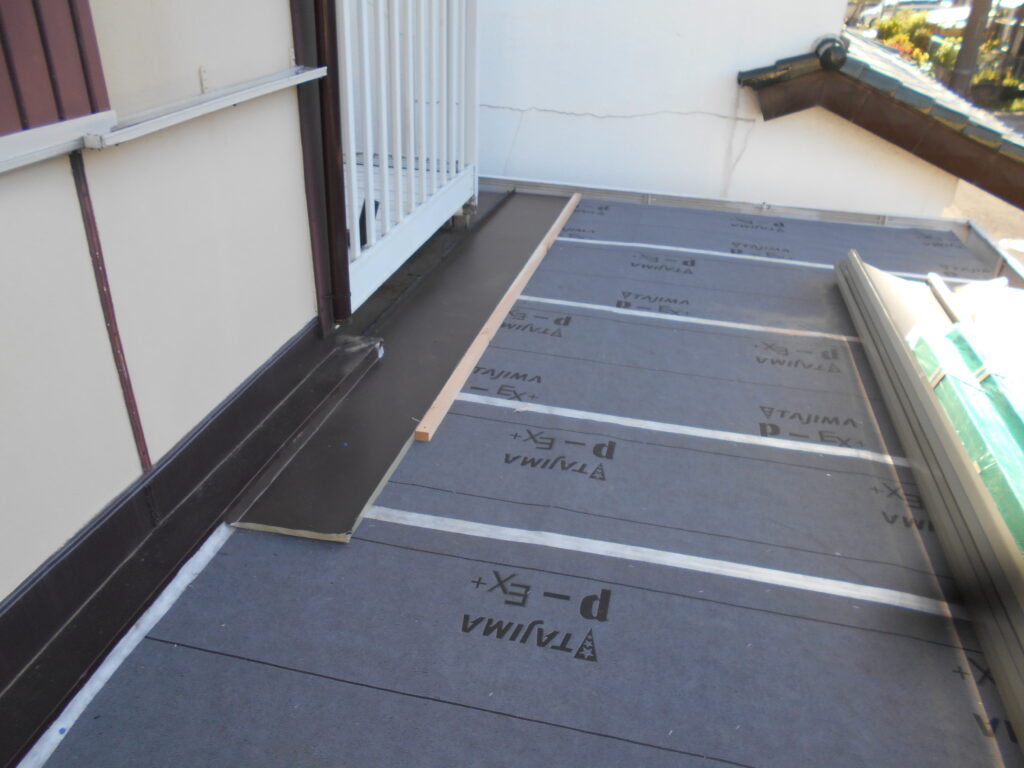 平板金取り付け中