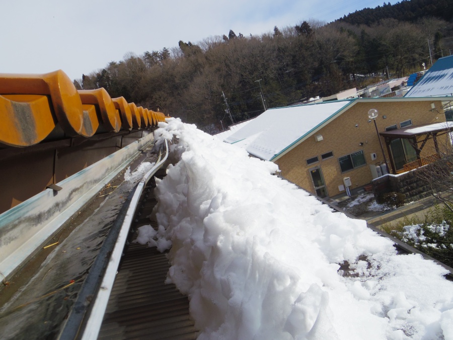 矢板市で火災保険適応の雨樋交換工事の現場調査　雨樋が曲がる理由