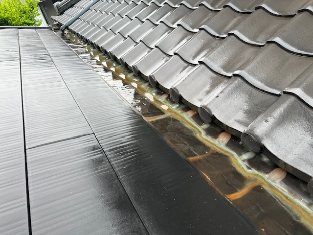 宇都宮市で増築部繋ぎ谷樋の雨漏り修理をしました