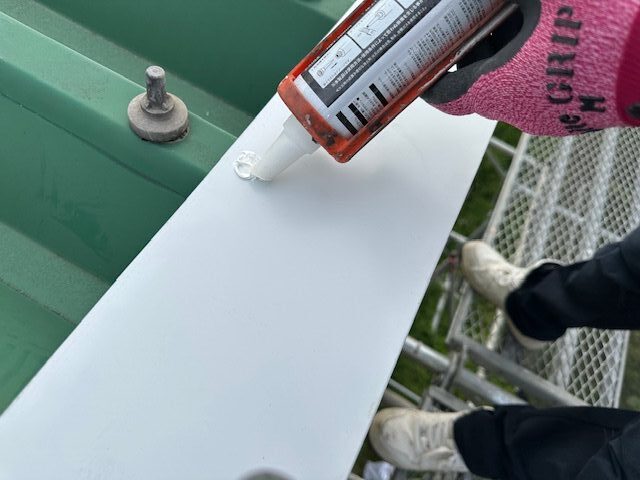 隠し板金のシーリング中です