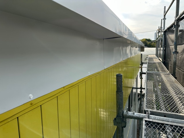 隠し板金のシーリング終了です