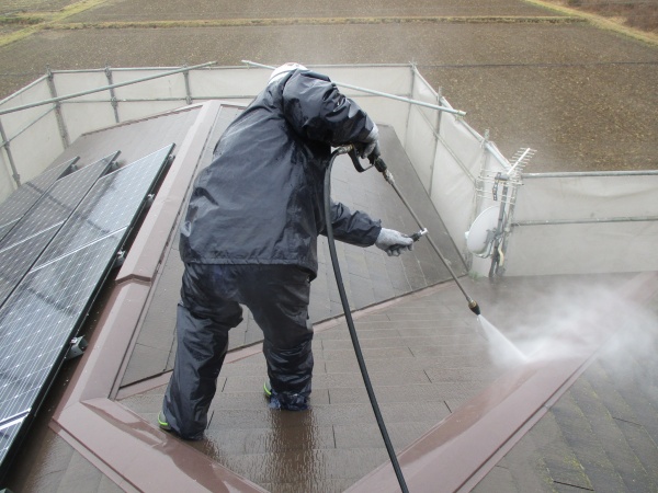 那須塩原市で太陽光パネルがある屋根、外壁塗装の高圧洗浄