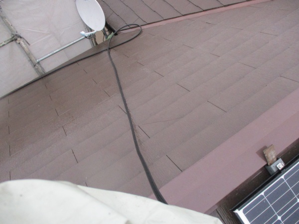 洗浄後のコロニアル屋根の状態です
