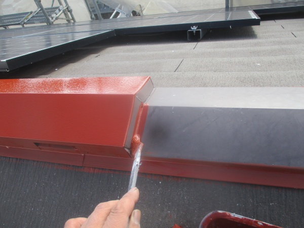 屋根棟板金のさび止め刷毛塗装中です
