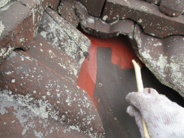 屋根の谷樋さび止め刷毛塗装中です