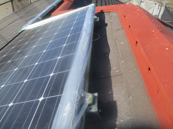 大屋根の太陽光パネルの養生中です