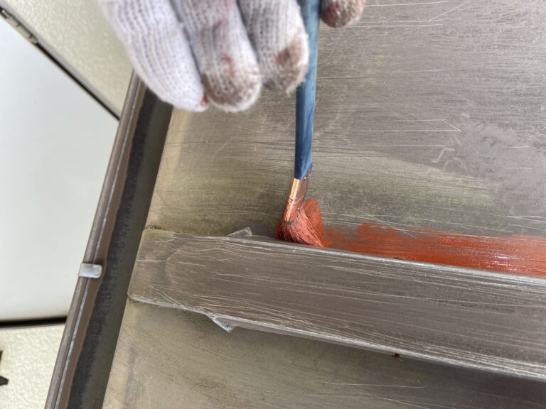 板金屋根の錆止め塗装中です