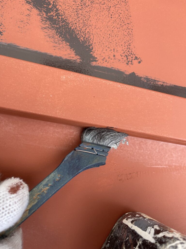 板金屋根の中塗り塗装中です