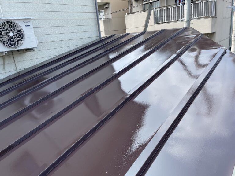 板金屋根の中塗り塗装終了です